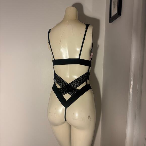 Victoria's Secret Size Medium sexy cutout lingerie black NWT - Picture 3 of 12